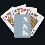 Jeu De Cartes Monogramme moderne Initiales Dusty Blue Custom Wed<br><div class="desc">Gras minimaliste moderne Monogramme Mariage Jouer des cartes en bleu et blanc</div>