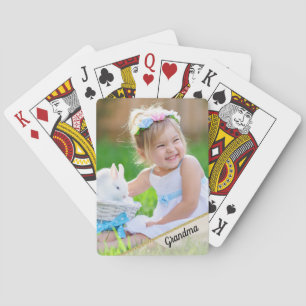 Jeu De Cartes Photo d'un enfant jouant aux cartes pour grand-mèr