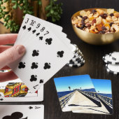 Jeu De Cartes Regardant le long de la jetée (In Situ)