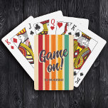 Jeu De Cartes Retro Vintage Stripes Nom personnalisé Jeu amusant<br><div class="desc">Ces beautés ont obtenu plus que de simples aventures. Blazin' dans des polices rétro sur une toile de bandes psychédéliques crient "GAME ON" et votre nom de famille personnalisé dans la typographie vintage rad. Amusez-vous un peu plus super à la prochaine soirée de jeu en famille !</div>