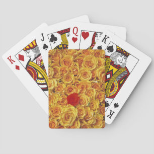 Jeu De Cartes Rouge simple dans les roses jaunes de lit