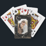 Jeu De Cartes Stars de lune céleste photo Mariage<br><div class="desc">Une photo mariage au thème céleste jouant aux cartes avec un design noir et or avec un croissant de lune,  étoiles tournantes,  nuages de ciel nocturne,  constellations. Ce gardien personnalisé,  avec vos initiales et votre photo préférée,  est parfait pour être accroché dans votre chambre.</div>