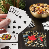 Jeu De Cartes Une feuille d'érable sur un fond rocheux (In Situ)