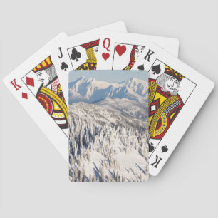 Jeu De Cartes Une vue pittoresque des montagnes et des arbres de