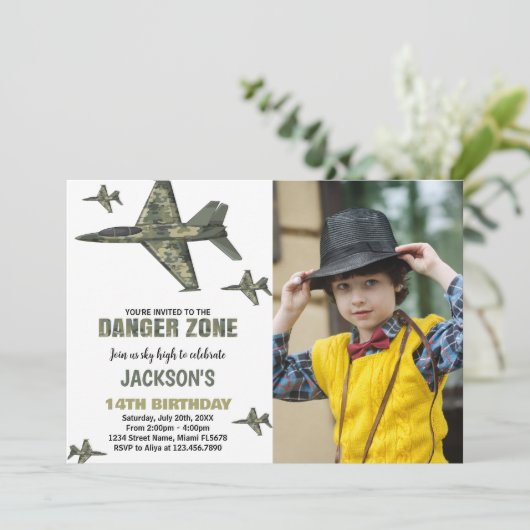 Jeu de combat vert foncé Invitations d'anniversair (Debout devant)