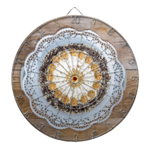 Jeu De Fléchettes Gâteau aux amandes sur bois rustique