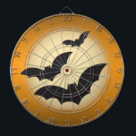 Jeu De Fléchettes Lune d'Halloween avec chauve-souris<br><div class="desc">Ce tableau de fléchettes a un arrière - plan orange foncé avec la lune au centre et trois chauves-souris qui volent devant la lune.</div>