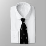 Jeu d'échecs noir et blanc motif cravate<br><div class="desc">Jeu d'échecs motif en noir et blanc cadeau cravate pour joueur. Anniversaire cool ou idée cadeau de Fête des pères pour les hommes. Accessoires amusants avec icônes d'échecs noir et blanc. Présence élégante pour les joueurs d'échecs, entraîneur, enseignant, fan, amant d'échecs, grand maître, marié mariage, fils, père, frère, père, grand-père,...</div>