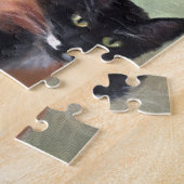Jeune fille avec le puzzle de chat noir (Côté)