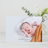 Jeune garçon baby shower, carte de remerciements (Debout devant)