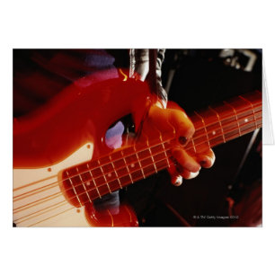 Jeune homme jouant de la basse guitare, gros plan