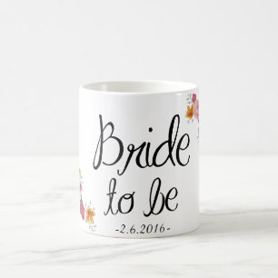 Jeune mariée à être tasse de café fleurie