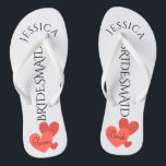 Jeune mariée d'équipe du mariage de plage de<br><div class="desc">Les coeurs dispersés par sandales customisés de bascule électronique de mariage de plage de coeurs et romantiques conçoivent en bas. Lit l'équipe, puis jeune mariée, sur l'autre sandale dans des lettres de style élégant. La demoiselle d'honneur est imprimée en bas du milieu dans les lettres élégantes et noires. Changez pour...</div>
