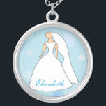 Jeune mariée en collier personnalisé bleu de point<br><div class="desc">Ce joli collier est un grand cadeau pour que la nouvelle jeune mariée ou la jeune mariée soit. Caractéristiques de conception une jeune mariée dans une robe et un voile de mariage blancs. La jeune mariée est sur un arrière - plan bleu avec le pois dans diverses nuances de bleu....</div>