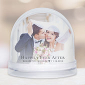 Jeune mariée heureux après la photo