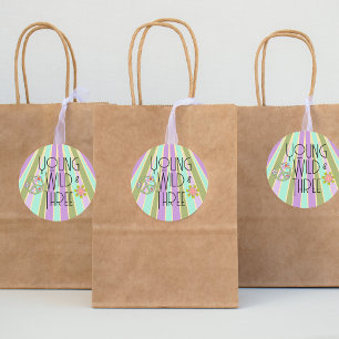 Jeune, sauvage et trois   Autocollant de préférenc