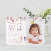 Jeune, sauvage et trois invitation d'anniversaire  (Debout devant)