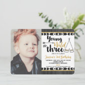 Jeune sauvage trois ans photo invitation garçon (Debout devant)