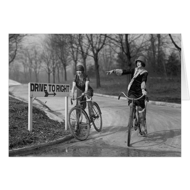 Jeunes femmes à la mode à bicyclette, 1925 (Devant horizontal)