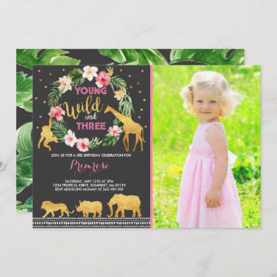Jeunes Filles Et Trois Invitations D'Anniversaire 