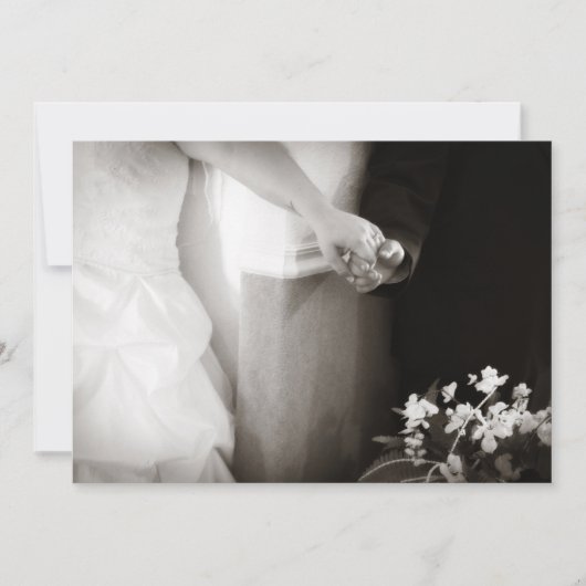 Jeunes mariés tenant le faire-part de mariage de (Devant)