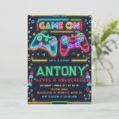 Jeux sur lueur 8e anniversaire Invitation de fête (Debout devant)