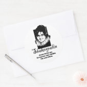 Jezus houdt van me. Iedereen denkt dat ik een idio Ronde Sticker (Envelop)