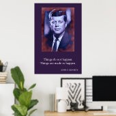 JFK John F. Kennedy Quote Dingen gebeuren niet Poster (Thuiskantoor)