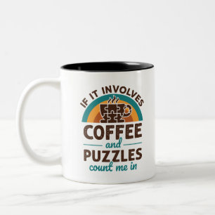 Jigzaag puzzels en koffie tellen me binnen tweekleurige koffiemok