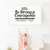 Jo 1:9 Bijbelvers Ontwerp – Wees sterk en moedig Spandoek (Insitu)