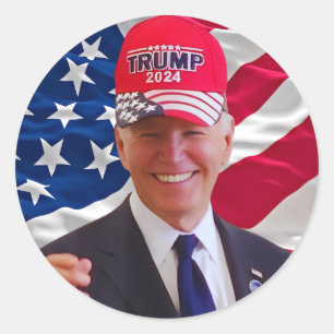Joe Biden draagt een Pet van Trump Ronde Sticker