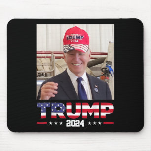 Joe Biden met een Trump-hoed op Muismat