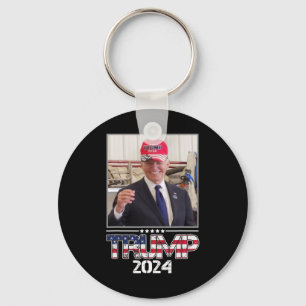 Joe Biden met een Trump-hoed Verkiezing 2024 Grapp Sleutelhanger