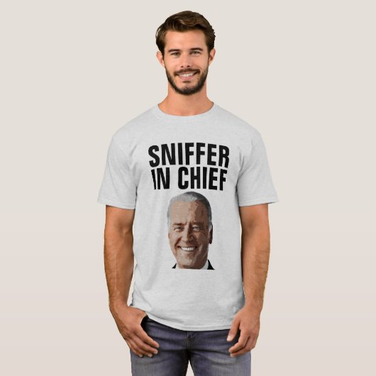 JOE BIDEN SNIFFER IN CHIEF FUNNY T-SHIRTS T - SHIR (Voorkant volledig)