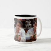 Joey café Mug Sip en style avec des amis (Devant droit)