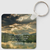 John 11: 25, Scripture Memorial Keepsake  Sleutelhanger (Achterkant)