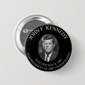 JOHN F. KENNEDY PRESIDENTIAL COIN ........... RONDE BUTTON 5,7 CM (Voorkant /achterkant)