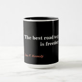 John F. Kennedy Quote over vrijheid Mok (Midden)