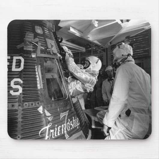 John Glenn Entering Friendship 7 Spacecraft Muismat (Voorkant)