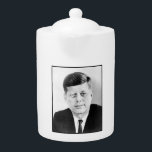 John Jack Kennedy Maison Blanche présidentielle am<br><div class="desc">L'air hivernal craquait avec une énergie nerveuse tandis que John F. Kennedy se tenait sur les marches du Capitole, le poids de l'histoire lourd sur ses épaules jeunes. A 43 ans, il a été le plus jeune président jamais élu, et son discours d'investiture a été animé d'un optimisme qui a...</div>