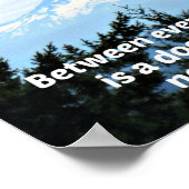 John Muir: "Tussen de twee pijnbomen is een deur" Poster (Hoek)