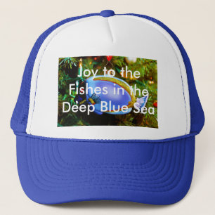 Joie aux poissons dans le casquette bleu profond