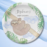 Joli bébé garçon Baby shower de fentes<br><div class="desc">Bébé mignonne garçon Sloth Baby shower plaque en papier. Cette plaque en papier baby shower amusante présente un doux parfum de bébé souriant accroché à une branche, avec des feuilles de jungle vert et des nuages bleus. Tout le texte est personnalisable. Il y a des serviettes assorties dans mon magasin....</div>