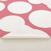 Joli Berry dans une couverture rose (3/4)