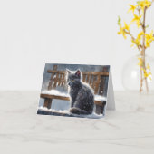 Joli chat gris sur banc neige hivernal Carte de vœ (Fleur jaune)