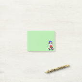 Joli chat skater sur des Post-it vert citron (Sur un bureau)