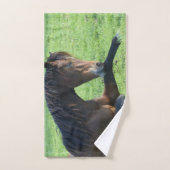 Joli Cheval Brown allongé dans l'herbe (Serviette à main)