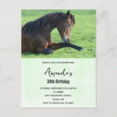 Joli cheval brun allongé dans l'herbe Invitation (Devant)