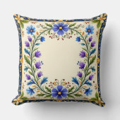 Joli coussin à couronne florale. (Recto)