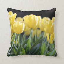 Joli coussin de tulipes jaunes